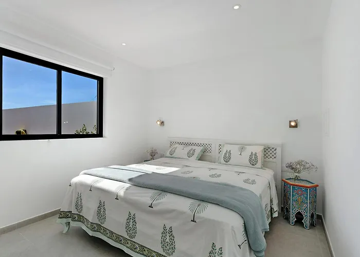 Alba House أذيخي