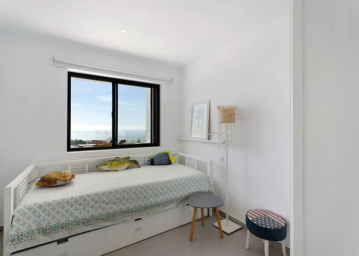 Alba House أذيخي